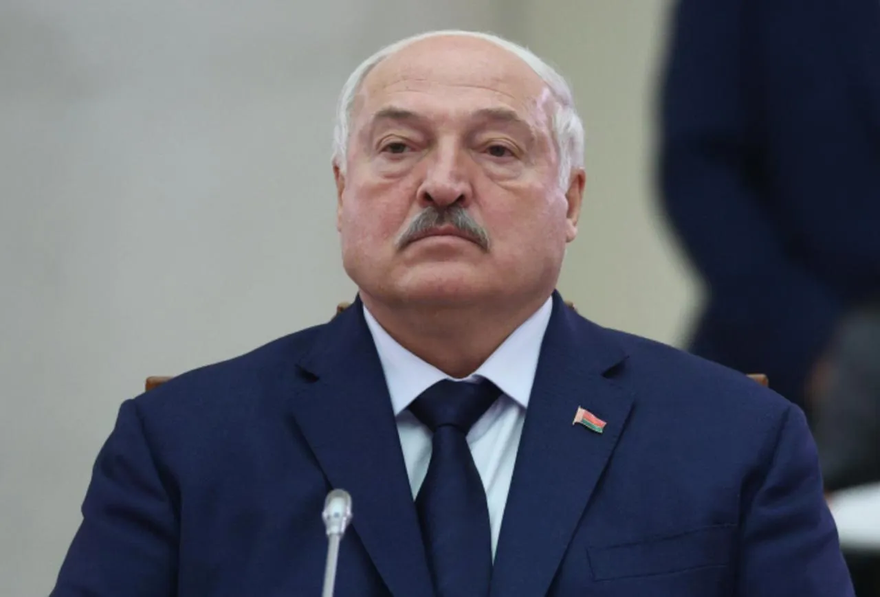 Александр Лукашенко подтвердил планы посетить парад Победы в Москве Президент Белоруссии сообщил об этом в ходе телефонного разговора с российским коллегой Владимиром Путиным Такие данные приводит близкий к пресс службе белорусского лидера Telegram канал Пул Первого В пресс службе Кремля уточнили что беседа глав государств состоялась сегодня Путин и Лукашенко обсудили темы международной повестки и актуальные вопросы двустороннего сотрудничества в том числе в торгово экономической сфере Кроме того президенты России и Белоруссии обменялись пасхальными поздравлениями Подписаться на Говорит Москва Telegram VK MAX