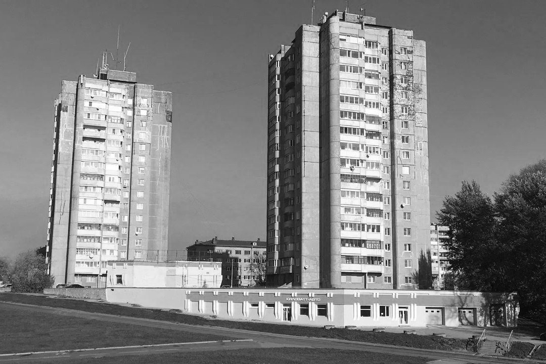 В Череповце из окна многоэтажного дома выпала девушка и погибла Происшествие случилось накануне около восьми вечера Об этом сообщают череповецкие группы в соцсетях Известно что это произошло на улице Данилова 21 по некоторым данным девушке было 25 лет Более подробных комментариев в ведомстве пока не дают