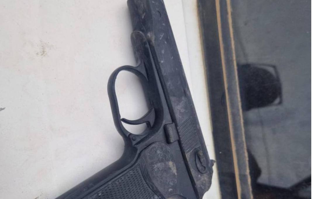 В Краснодаре задержали мужчину гулявшего по улицам с пистолетом в руке В Краснодаре в четверг правоохранители задержали молодого человека который с похожим на пистолет предметом разгуливал по территории ЖК Южный парк расположенной в довольно оживленной части южного мегаполиса После полученной из соцсетей информации на место происшествия сразу выехал наряд сотрудников полиции столицы Кубани Вскоре они установили личность этого человека а потом и задержали его на улице Старокубанской Им оказался 32 летний местный житель Предметом который он демонстрировал в своих руках оказалось резиновое изделие игрушка в форме пистолета рассказали в пресс службе Управления МВД России по городу Краснодару По словам полицейских мужчина затруднился объяснить мотивы побудившие его к такому поступку rgkuban