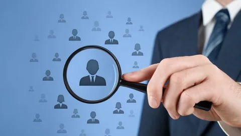 В 2025 году российские работодатели столкнулись с дефицитом навыков специалистов и смещением спроса в сторону кандидатов умеющих работать с ИИ сообщила Forbes пресс служба hh ru Наиболее дефицитными профессиями стали дворники повара и врачи самыми востребованными повара и кассиры В этом году работодатели также меняли предлагаемые соискателям условия открыли большую долю вакансий кандидатам с небольшим опытом и регулярно предлагали удаленную занятость jkinvest news jkinvest