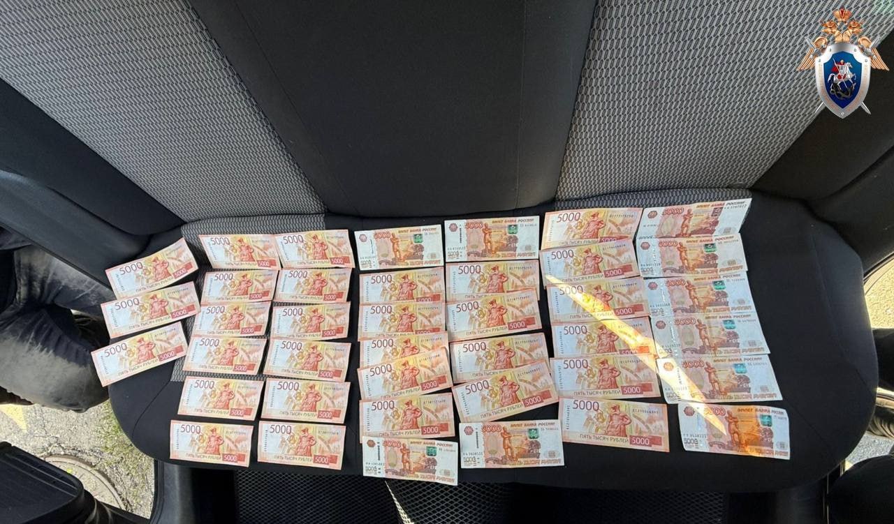 В Иркутской области разгорелся коррупционный скандал Следователи СК возбудили уголовные дела против сотрудников компании Иркутскэнергосбыт которых подозревают в коммерческом подкупе В Ангарске начальник местного филиала Иркутскэнергосбыта как считает следствие простила долг управляющей компании Центр Ангарск за электроэнергию За это ей передали 200 тысяч рублей прямо в рабочем кабинете Это происходило с декабря 2024 по май 2025 года Еще один случай вскрылся в Иркутске Двое сотрудников Иркутскэнергосбыта потребовали деньги за подключение коммерческого объекта к теплосетям Один получил 60 тысяч рублей другой 200 тысяч хотя общая сумма подкупа должна была составить 600 тысяч Преступления выявили благодаря службе безопасности компании и полиции Следователи уже провели обыски и допросы В Иркутскэнергосбыте заявили что не потерпят коррупции и будут жестко пресекать такие случаи Для сообщений о нарушениях работает горячая линия Подпишитесь на канал