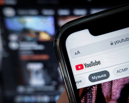 Билайн запустил просмотр YouTube без VPN для абонентов Абоненты Билайна получили возможность смотреть YouTube без использования VPN опция появилась в приложении оператора Функция работает на тарифе План Б и доступна только внутри приложения Мой Билайн само приложение YouTube по прежнему не открывается В компании подтвердили что сервис пока находится в стадии настройки и доступен не всем пользователям Ранее в 2024 году похожие решения предлагали лишь небольшие региональные операторы но Билайн стал первым крупным федеральным игроком с такой функцией В ноябре оператор уже открыл без VPN доступ к Netflix Spotify и другим сервисам ушедшим из России Эксперты считают что речь идёт о выборочной маршрутизации трафика прямо внутри приложения оператора При этом сколько продлится работа YouTube в таком формате вопрос открытый учитывая действующие требования регуляторов Подписаться забустить