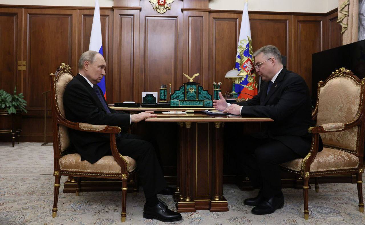 Встретился с Президентом России Владимиром Владимировичем Путиным. Доложил, как развивается край. Начал с поддержки участников СВО. Мы на Ставрополье ее только расширяем. В том числе помогаем воинам восстановить здоровье после возвращения с передовой. Наш край исторически по этому направлению работает. Курорты Ставрополья во время Великой Отечественной были городами-госпиталями. И сегодня мы развиваем медицинскую реабилитацию для ветеранов и участников СВО. Переоснастили для этого реабилитационный центр в Ставрополе, добавляем коечный фонд в больницах для лечения воинов. Будем продолжать. Как регион-житница России активно работаем над задачами, которые Президент поставил по продовольственной безопасности. Стремимся к лидерству по выращиванию саженцев фруктовых деревьев, сокращаем зависимость по семенам подсолнечника, кукурузы, сахарной свеклы. Готовы еще больше увеличивать производство продовольствия. Но чтобы дальше расти, агробизнесу надо инвестировать в свои проекты. А высокая ключевая ставка, которая делает кредиты очень дорогими для заемщиков, создает помехи. Проблема касается всех агропромышленных регионов. Попросил, чтобы нам помогли ее решить. Отдельно обсудили развитие образования. Благодаря решениям Президента появились федеральные проекты по капремонту школ и детских садов. Это уникальные возможности для отрасли. Мы ими пользуемся. Планируем до конца 2030 года привести в порядок все нуждающиеся в капремонте школы. Только в следующем году их отремонтируем больше 30. До конца 2027-го сделаем капремонт в 14 садиках. Президентские инициативы позволяют быстро улучшить условия для развития детей по всему краю. Поблагодарил Владимира Владимировича за это.