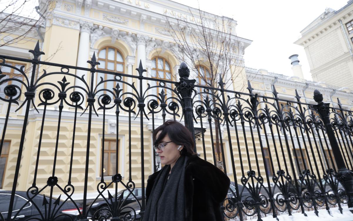 ЦБ запустил сервис для анонимных сообщений о манипулировании и инсайдерах на рынке Банк России запустил сервис с помощью которого можно анонимно сообщить о случаях неправомерного использования инсайдерской информации и манипулирования рынком В ЦБ сообщили что поступившие через сервис анонимные обращения станут поводом для регулятора изучить ситуацию и в случае необходимости принять меры В то же время Банк России не намерен отвечать на такие сообщения или выплачивать вознаграждение их авторам Подробнее ЦБ запустил сервис для анонимных сообщений о манипулировании и инсайдерах Подписаться на Сам ты инвестор