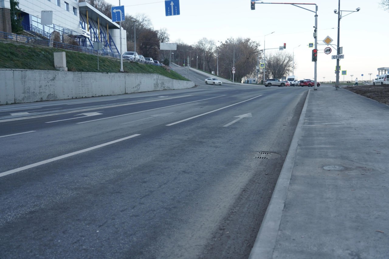 Дорогу на Казанском съезде расширили добавив полосу на участке от Гребного канала до Георгиевского съезда Дополнительная полоса обустроена в сторону Речного вокзала Подрядчик перенес опоры освещения перенастроил светофор обустроил дождеприемники ливневку и нанес разметку Сейчас на дороге уже открыто полноценное движение Теперь выделена отдельная полоса для поворота налево Благодаря этому у нас получилось решить сразу несколько задач снизить заторовые ситуации в перспективе уменьшить аварийность и тем самым увеличить безопасность дорожного движения отметил ведущий инженер ЦОДДа Дмитрий Мацкевич Читать новости без интернета