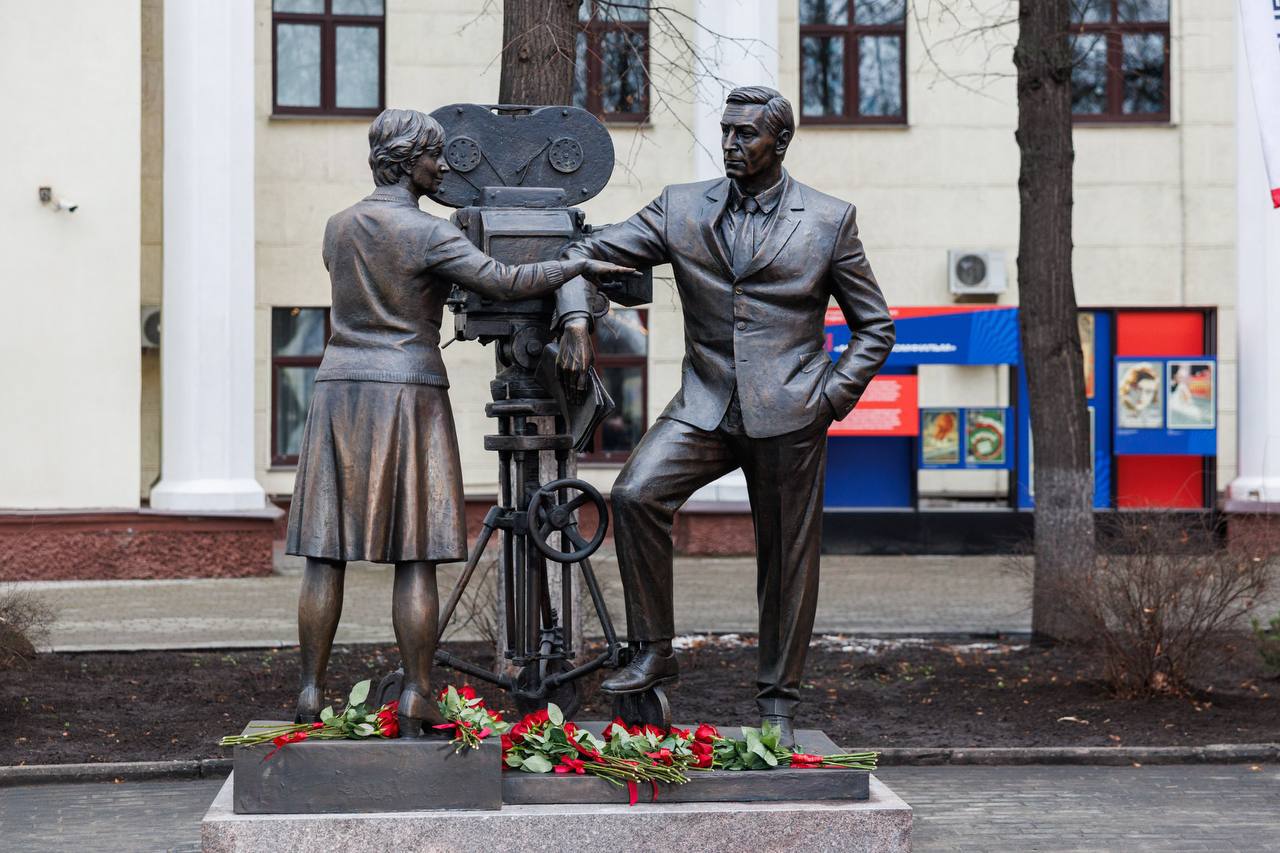 На Киностудии Горького открыли памятник создателям Семнадцати мгновений весны Прямо в сквере перед центральным входом Скульптурная композиция изображает писателя и сценариста Юлиана Семенова и рабочий момент с участием режиссера Татьяны Лиозновой и исполнителя главной роли Вячеслава Тихонова