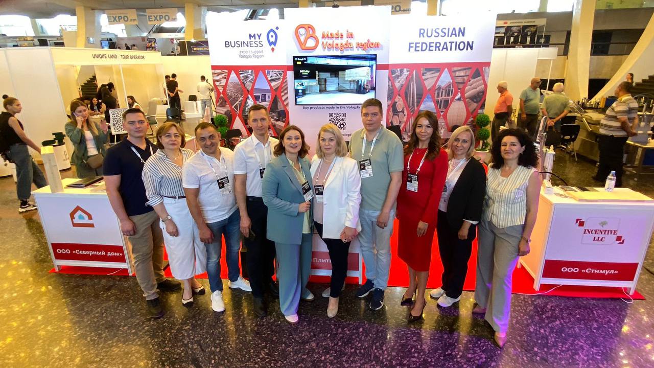 Вологда Ереван Вологодские компании приняли участие в Строй EXPO 2025 Выставка прошла в столице Армении с 5 по 7 сентября При содействии РЭЦ и Центра поддержки экспорта Вологодской области пять предприятий представили строительные материалы из древесины прочные и качественные За три дня компании провели 60 переговоров с армянскими партнерами Представительство РЭЦ в Армении помогло бизнесу оценить рынок конкурентную среду и организовало встречи с ключевыми игроками Для вологодских компаний участие в выставке стало шагом к новым экспортным контрактам и укреплению позиций на армянском рынке Руководитель Представительства РЭЦ в Армении Виген Енокян отметил высокий интерес к российским товарам объясняется как исторической близостью наших стран так и преимуществами членства в ЕАЭС и доверием к качеству продукции из России