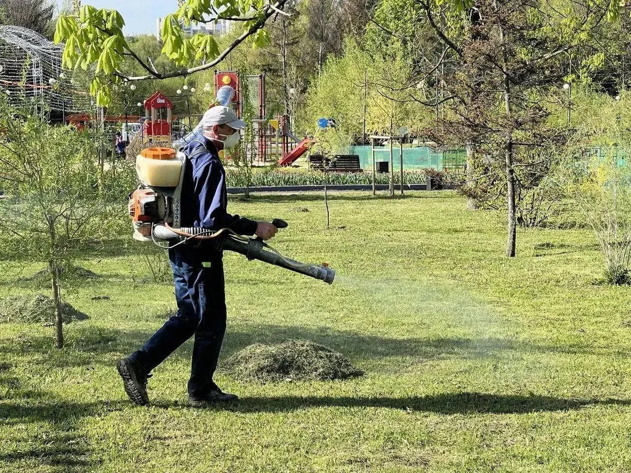 Продолжается акарицидная обработка общественных пространств в Белгороде По техническим причинам работы запланированные сегодня на некоторых участках перенесены на 5 мая В частности с 10 00 до 16 00 проведут акаридидную обработку набережной от ул Попова до Конпрока территории возле диорамы парка Берега Спорт пляжной зоны по ул Корочанской Напоминаем что несмотря на безопасность препарата после обработки на территории лучше не гулять раньше чем через 3 часа