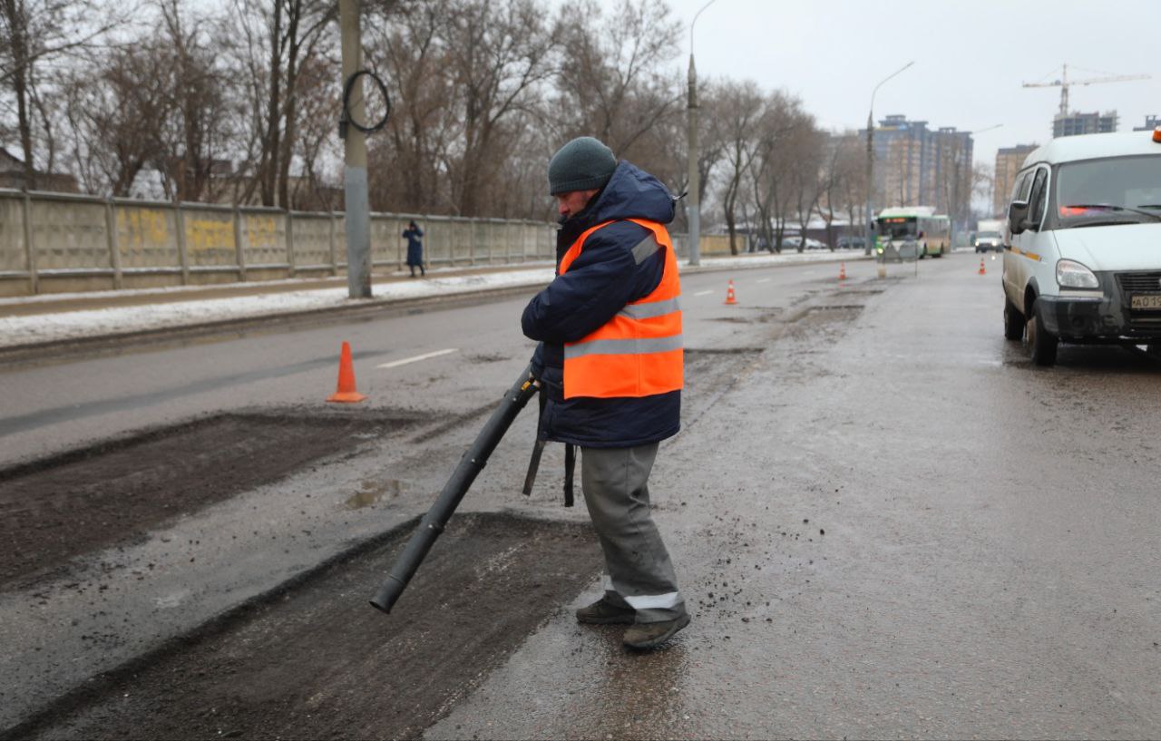 В Воронеже ведется ремонт дорожного покрытия литым асфальтобетоном  Об этом рассказал глава Воронежа Сергей Петрин. Комбинаты благоустройства и Городская дорожная служба продолжают работу по ликвидации повреждений покрытия на магистралях Воронежа. Нарушение его целостности происходит по многим причинам – воздействия транспортных нагрузок, из-за перепадов температур и др. В зимний период – при отрицательных температурах – используется разогретая литая асфальтобетонная смесь.   – Мы часто сталкиваемся с жалобами, фотографиями в соцсетях, когда ремонт ведется в дождь или снег. Отмечу, что высокая температура материала позволяет работать и во время осадков. Поэтому предлагаю горожанам вместо этого направлять в мэрию увиденные ими поврежденные участки дорог. Будем включать их в планы, – отметил Сергей Петрин.   Сейчас выполнен локальный ремонт на 1500 кв. метрах полотна – на улицах Красных партизан, Тиханкина,  Новосибирской, Ильюшина, Степной, Мичурина, Максима Горького, Калинина, Ломоносова, Ушинского, Пятницкого, Дорожной, 9 Января, Героев Сибиряков, Молодогвардейцев, Бородина, Ворошилова, Домостроителей и др.  На сезон закуплено 2 тысячи тонн смеси. Мэр поручил управлению дорожного хозяйства держать на контроле вопрос с остатками материала и его наличием на базах коммунальных предприятий для того, чтобы поддерживать нормативное состояние улично-дорожной сети до того момента пока погодные условия позволят работать обычным горячим асфальтом.  Администрация Воронежа   Подписаться