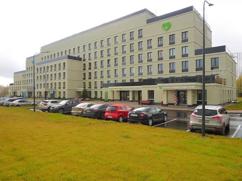 Новая поликлиника в Москве открыла свои двери для посетителей Учреждение здравоохранения рассчитано на 750 посещений в смену и расположено на улице Лесной в поселке Птичное Поликлиника принимает как взрослых так и детей В большом шестиэтажном здании расположены отделения разных направлений женская консультация лаборатории диагностические кабинеты с оборудованием установлены новые рентген комплексы маммограф аппараты УЗИ и многое другое Здесь созданы все условия для беспрепятственного передвижения маломобильных граждан а продуманное зонирование и новая система навигации позволяют легко ориентироваться посетителям Кроме медицинской части в новом здании общей площадью более 13 тысяч квадратных будут располагат     sdelanounas ru blogs 171692 utm source tg Сделано у нас в MAX   max ru sdelanounas ru подпишись Кстати а вы хотите чтобы на этом канале появились новости о вашей компании Это бесплатно Подробнее здесь   sdelanounas ru staticpages id 126