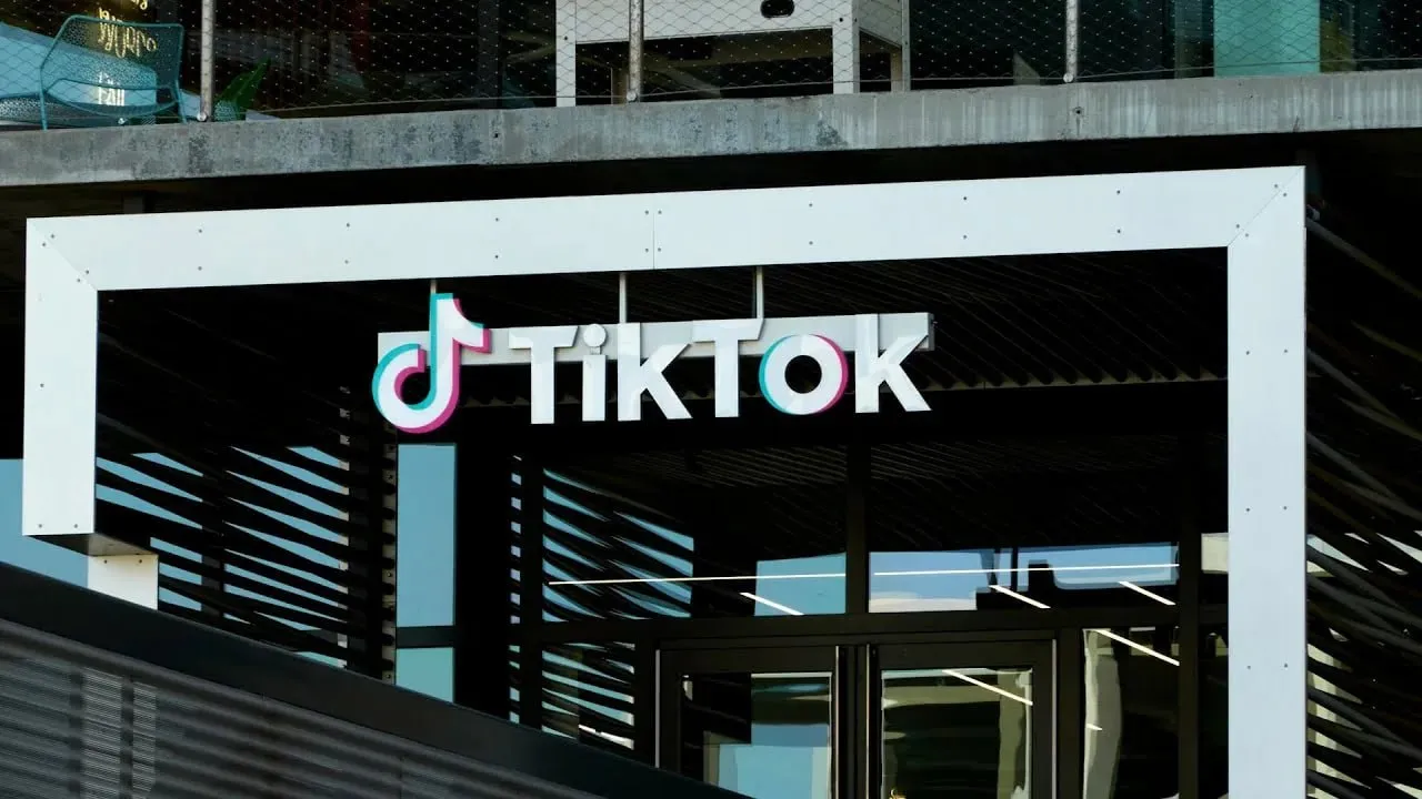 Суд Москвы назначил штраф в 7 млн рублей Tik Tok за нарушение закона о самоконтроле сообщили ТАСС в пресс службе Мосгорсуда Также штрафы по 3 5 млн рублей получили компании Pinterest и Twitch Interactive И Google назначили еще 19 млн рублей штрафа по очередным эпизодам неудаления запрещенной информации Платформы обязаны самостоятельно выявлять и блокировать противоправный контент jkinvest news jkinvest