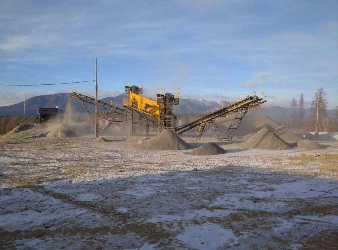 В Муйском районе запустили завод по производству дорожных инертных материалов Как сообщили в республиканском правительстве дробильно сортировочный комплекс на базе государственного учреждения Дороги Бурятии теперь работает на полную мощность обеспечивая север республики высококачественными щебнем песком и отсевом Так же в октябре в Муйском районе запущен новый асфальтобетонный завод Что это означает для северного района и республики в целом ГОСТовский контроль качества материалов и контроль сроков производства дорожных работ сообщил в своем телеграм канале Алексей Цыденов Фото телеграм канал Алексея Цыденова