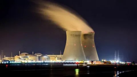 Атомный амбициозный план - 38 новых энергоблоков к 2045 году Росатом представил планы строительства 38 новых атомных энергоблоков общей мощностью почти 30 ГВт. Для этого понадобится около 17 трлн рублей инвестиций. Задача — нарастить долю атомной энергетики в энергобалансе России с 19% до 25% уже к середине 2040-х. Это почти вдвое больше, чем мощность всех действующих реакторов страны на сегодня. Цель не просто в росте генерации, но и в обеспечении низкоуглеродной трансформации: АЭС уже сейчас — крупнейший источник безуглеродной энергии в РФ. При этом они обеспечивают стабильность и предсказуемость энергоснабжения, необходимую для промышленного роста и декарбонизации. С учетом климатических целей, развития водородной энергетики и экспорта низкоуглеродной продукции, новая программа Росатома — это не только про мегаватты, но и про устойчивость на десятилетия вперед. #энергетика #атомнаяэнергия #устойчивоеразвитие БИОЭНЕРГО Перейти на сайт