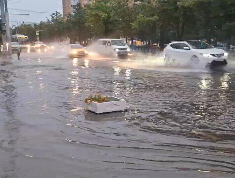 Около 100 домов пострадали от ударов стихии в Калужской области Грозовой фронт доставил немало проблем жителям и службам, которые должны заниматься ликвидацией последствий таких ЧП. Мощнейшие ливни привели к тому, что в разных районах Калуги из берегов вышли реки Жерелка, Терепец, Песочня, Яченка. Подобная ситуация в областном центре в последний раз была 12 лет назад.
