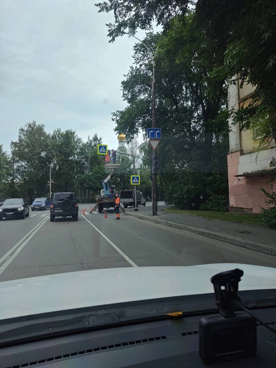 На период ремонта улицы Мира в центральной части Вологды появится два новых светофора — на Лермонтова и Мальцева.   Первый уже установили на пересечении улиц Ленина, Лермонтова и Марии Ульяновой.  Второй устанавливают сегодня на пересечении проспекта Победы и Мальцева.   Сейчас для проезда транспорта закрыт участок улицы Мира от Герцена до проспекта Победы.