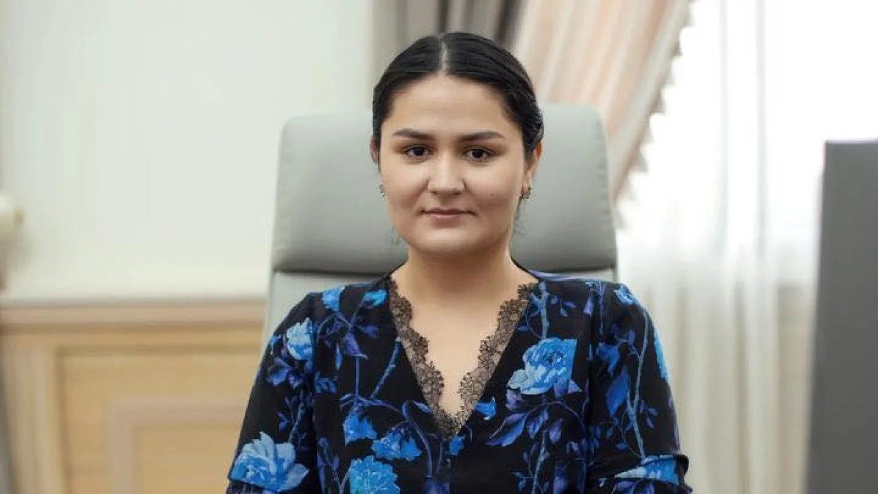 27-летняя дочь президента Таджикистана получила высокую должность в Минздраве  Младшая дочь президента Таджикистана Фарзона Эмомали возглавила управление реформ, первичной медико-санитарной помощи и международных связей Министерства здравоохранения.  В 27 лет у неё уже есть диплом лечебного факультета Таджикского медуниверситета, она прошла ординатуру по педиатрии. А в 2023 году окончила Академию госуправления при президенте.  В департаменте, который она теперь возглавила, дочь президента работала специалистом с 2021 года.  Фарзона Эмомали — член Народно-демократической партии Таджикистана. В пресс-релизе указано, что она не замужем и воспитывает ребёнка одна. Однако, по данным таджикской службы «Радио Озоди»  «Радио Свобода» , в 2022 году она вышла замуж за Сафархона Рахмона, сына тогдашнего генпрокурора Юсуфа Рахмона. В 2025 году он был освобождён от должности.  В конце 2024 года Огулджахан Атабаева, старшая дочь бывшего президента Туркменистана Гурбангулы Бердымухамедова, стала вице-президентом по лечебной деятельности благотворительного фонда имени её отца. Об этом мы рассказывали выше.  И эта новость — хороший повод вспомнить наш большой материал о жизни в Таджикистане. Он стал частью цикла материалов о странах Центральной Азии.  В июне оппозиционный журналист Темур Варки рассказал нашему главреду Гульнаре Бажкеновой о предстоящем транзите власти. Почему Таджикистан так беден? И кто станет следующим президентом после Рахмона?  Текстовую версию можно читать по клику.  Видео — смотреть на ютуб-канале «Орды».  • Фото: фейсбук Минздрава Таджикистана.