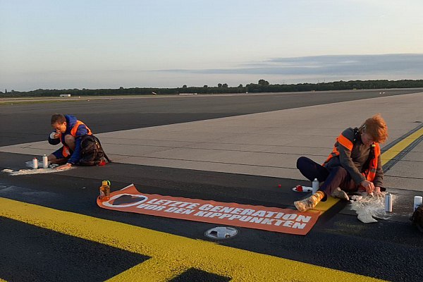 Суд в Гамбурге обязал экоактивистов выплатить Lufthansa свыше 400 тыс евро Окружной суд в Гамбурге обязал климатических активистов радикального движения Letzte Generation Последнее поколение выплатить авиаконцерну Lufthansa свыше 400 тыс евро Об этом сообщает ТАСС со ссылкой на газету Bild 13 июля 2023 года 10 активистов проникли на территорию аэропорта Гамбурга что привело к приостановке его работы Только Lufthansa отменила в тот день 57 рейсов Свои планы пришлось изменить как минимум 8 5 тыс пассажиров Общая сумма компенсации составляет 403 138 евро В случае невыплаты активистам грозит до двух лет ареста При этом им еще придется оплатить и судебные издержки около 700 тыс евро aviaru net n290208