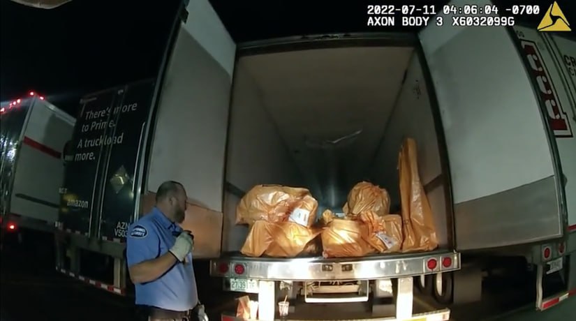 В США один из преступников по делу о краже ювелирки на 100 миллионов избежал наказания потому что согласился на депортацию Обвиняемый по делу о крупнейшей в истории США краже ювелирных изделий может полностью избежать наказания Преступника депортировали на родину в Эквадор По версии следствия группа преступников ограбила грузовик загруженный золотом бриллиантами драгоценными камнями и дорогими часами Злоумышленники угнали грузовик средь бела дня когда он курсировал между выставками ювелирных изделий Одного из обвиняемых которому грозило 15 лет тюрьмы выпустили под залог Вскоре он был задержан миграционной службой при возвращении на родину высока вероятность что мужчина полностью избежит наказания сша общество преступления