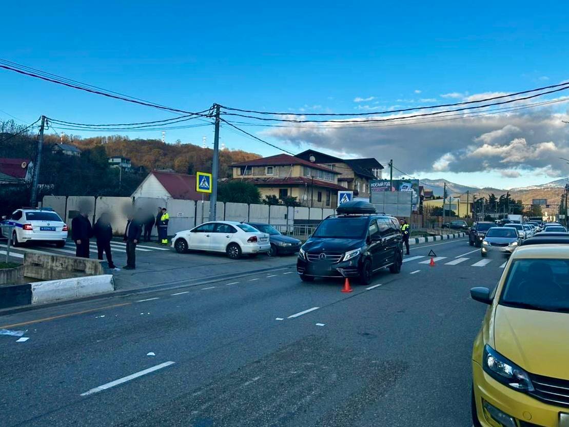 В селе Молдовка насмерть сбили пенсионерку Авария произошла в Адлерском районе на улице Костромской по дороге в сторону аэропорта 60 летний водитель Mercedes сбил 74 летнюю местную жительницу когда она переходила дорогу по зебре без светофора Женщину с тяжёлыми травмами доставили в больницу но спасти её не удалось она скончалась Кубанские Новости   Мы в MAX