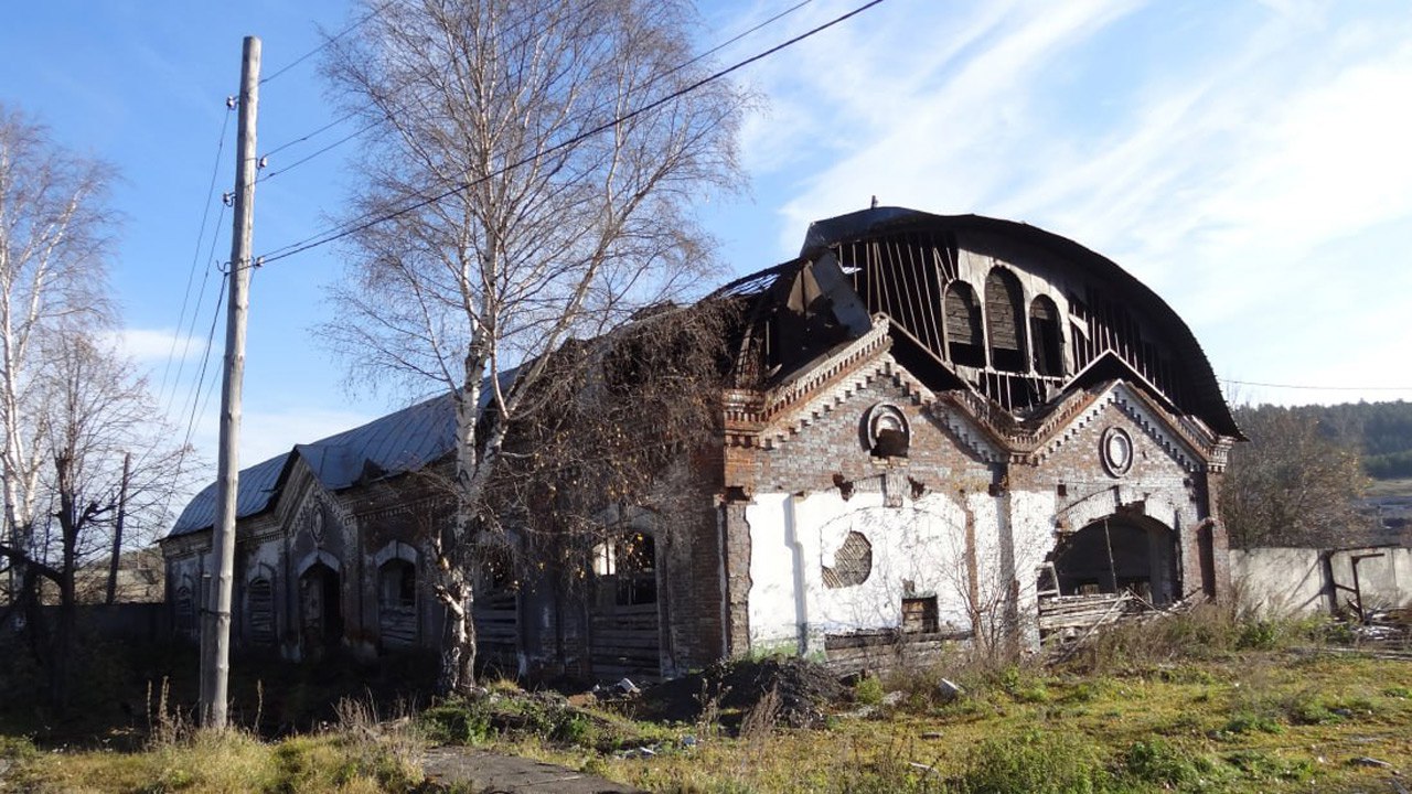 Здание старинного цеха планируют восстановить в Челябинской области В Нижнем Уфалее началась работа по сохранению уникального памятника промышленной архитектуры Цех был построен в XIX веке в том же столетии образовался сам поселок Здание в документах получившее название Кричный цех котельная сохранилось от старого Нижнеуфалейского чугуноплавильного и железоделательного завода Промышленное предприятие было основано в 1810 х годах купцом Михаилом Губиным Есть информация что данный цех на самом деле был кузнечным Здание выделяется стенами метровой толщины и арочным сводчатым перекрытием Помещение не используется с начала 2000 х годов и теперь для него ищут инвестора Для этого будут организованы открытые конкурсные процедуры сообщили в администрации Верхнего Уфалея Фото телеграм канал администрации Верхнего Уфалея Подписывайтесь на Вести Южный Урал в MAХ