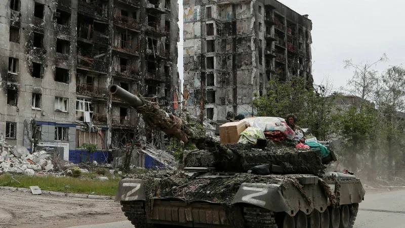 Как атыраусец оказался на войне: дело в суде №2 города Атырау  В Атырау завершилось рассмотрение резонансного уголовного дела по статье 172 УК РК — «Участие в вооруженных конфликтах или боевых действиях на территории иностранного государства». На скамье подсудимых оказался местный житель С., который, по версии следствия и материалам суда, отправился воевать на стороне вооружённых сил РФ.  Как всё произошло  Суд установил, что в конце марта 2024 года С., являясь гражданином Казахстана, прибыл в Москву и добровольно подписал контракт с российскими военными. После краткого обучения и получения формы его направили в Донецкую область в составе танкового полка. Там он работал военным медиком, однако сам факт нахождения в зоне боевых действий в качестве участника конфликта квалифицируется казахстанским законодательством как преступление.  В декабре 2024 года, находясь на передовой, С. получил осколочное ранение из-за подрыва на взрывном устройстве. Его доставили в военный госпиталь и вернулся в Атырау.   Позиция сторон  Гособвинитель запросил для подсудимого 6 лет лишения свободы. Сам С. вину признал полностью, заявил о раскаянии и попросил суд назначить наказание, не связанное с лишением свободы, ссылаясь на наличие малолетнего ребёнка.  Решение суда  Санкция статьи предусматривает от 5 до 9 лет тюрьмы. Суд учёл смягчающие обстоятельства — наличие ребёнка и искреннее раскаяние. Отягчающих обстоятельств не выявлено. Приговор: 5 лет лишения свободы.  Приговор пока не вступил в законную силу.   Atyrau ONLINE