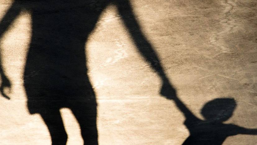 Москвичка с 10 летним сыном пропали после прилёта в Турцию История которая уже несколько дней обсуждается в российских СМИ 32 летняя Дарья Лучкина и её сын Максим исчезли при загадочных обстоятельствах после того как 17 октября вылетели из Москвы в Стамбул Родным Дарья сказала что едет на корпоратив с ребёнком якобы мероприятие было семейным Позже выяснилось что никакого корпоратива не существовало Дарья с сыном направились в Шереметьево и улетели в Турцию В квартире остались их телефоны и новый планшет мальчика По данным волонтёров в Стамбуле их встречал неизвестный человек на машине Родственники утверждают что последние месяцы женщина была замкнутой и мало общалась Она увлекалась турецкими сериалами но ранее в Турции не бывала С момента исчезновения прошёл уже больше месяца Родные подали заявление о пропаже Будем следить за развитием событий