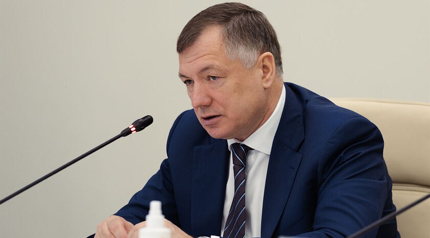 Хуснуллин: зарубежные инвесторы хотят вложиться в развитие Донбасса и Новороссии «Есть официальные заявки от иностранных инвесторов на участие в работе по новым территориям. Предоставление комфортных условий инвестирования, сопровождение проектов, внимание к проблемам и вопросам инвесторов должны стать для новых регионов приоритетом работы региональных команд», — заявил вице-премьер РФ Марат Хуснуллин на совещании по развитию Донбасса и Новороссии. Хуснуллин отметил, что число участников свободной экономической зоны достигло 365, объем заявленных инвестиций — 257 млрд рублей, количество работников — более 100 тыс. Фото: Пресс-служба Правительства РФ , VK и ОК и читайте новости на нашем сайте