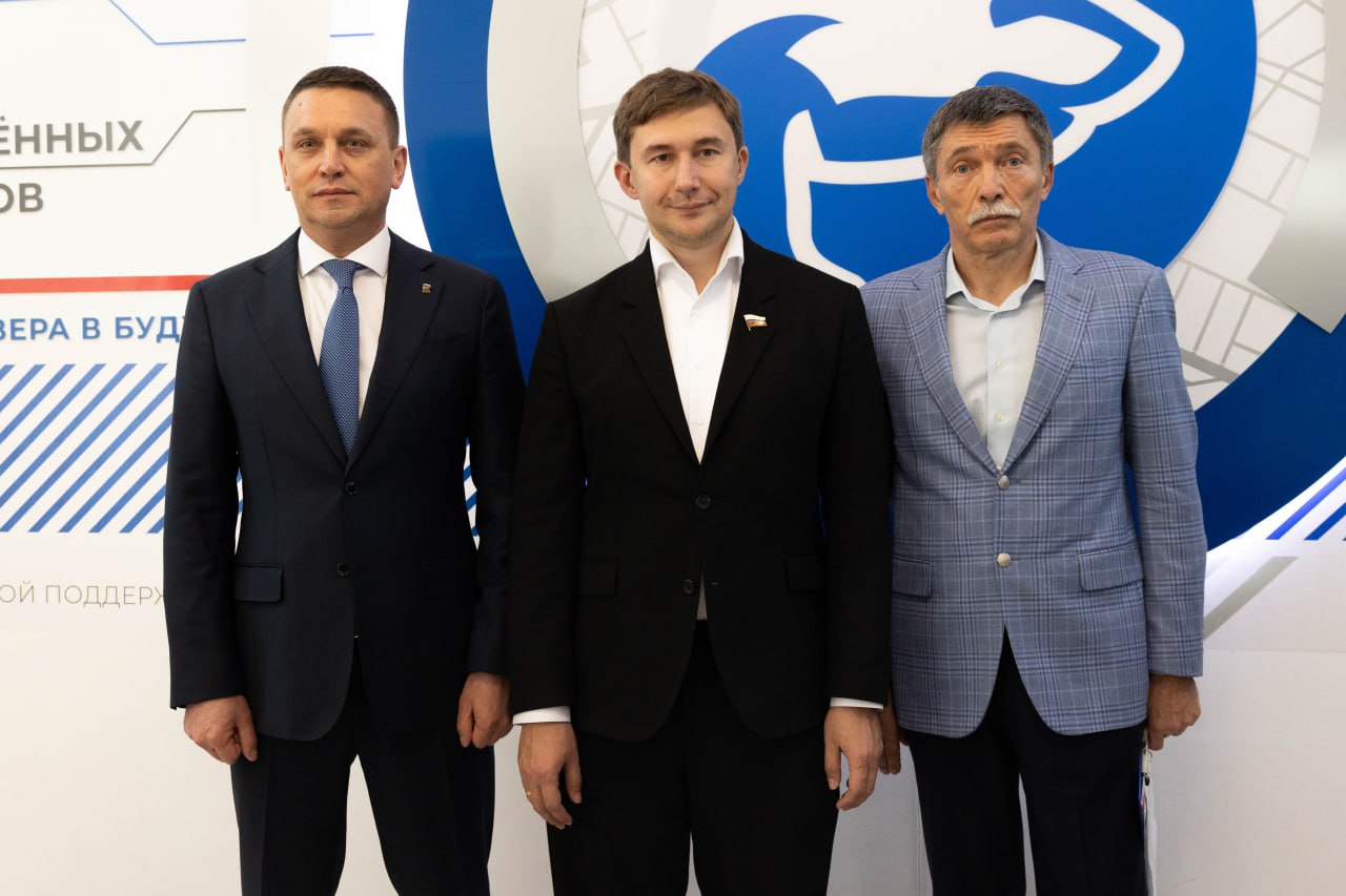 Ставропольский клуб гроссмейстера В Ставрополе открылся шахматный клуб гроссмейстера Сергея Карякина Клуб будет работать на базе штаба общественной поддержки ставропольского РО ВПП Единая Россия В церемонии открытия клуба принял участие заместитель министра физической культуры и спорта Ставропольского края Иса Абдуллаев В рамках мероприятия состоялся сеанс одновременной игры С гроссмейстером сыграли участники СВО члены их семей и представители краевой Федерации шахмат В дальнейшем на базе клуба планируется организовать занятия и проводить турниры Проект Шахматные клубы Сергея Карякина это системная инициатива направленная на развитие интеллектуального и патриотического воспитания поддержку социальных инициатив и международное шахматное сотрудничество В 2024 2025 годах в рамках проекта Шахматные клубы Сергея Карякина проведено более 450 мероприятий Важнейшим направлением стало открытие новых клубов в различных регионах что позволило расширить географию проекта и усилить его влияние