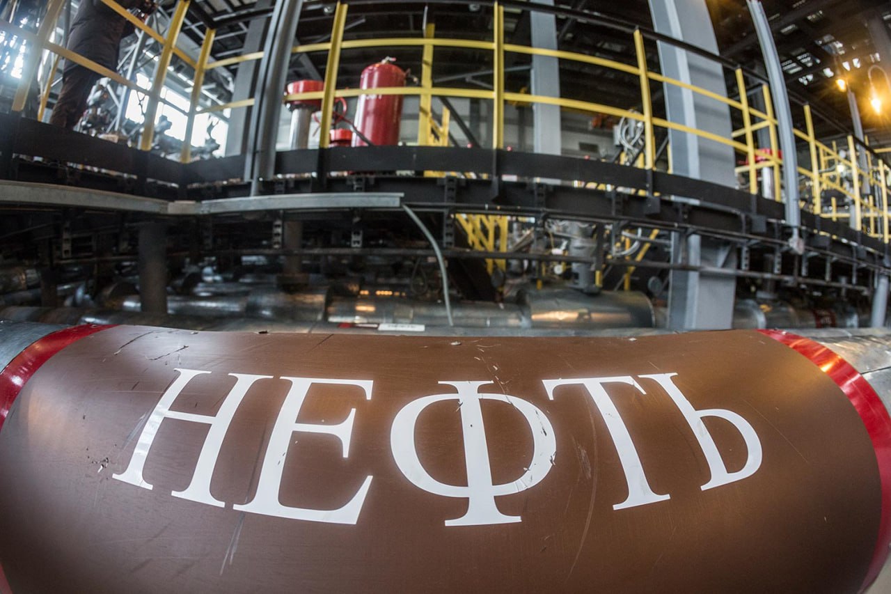 Россия ищет расширения транзита нефти в Китай Казахстан и Россия ведут переговоры о расширении транзитных поставок российской нефти в Китай через территорию Казахстана на 2,5 млн тонн в год. Об этом сообщил министр энергетики Казахстана Ерлан Аккенженов. По его словам, с такой инициативой выступила российская сторона. "На сегодняшний момент ведутся переговоры. Российская сторона просит дополнительно увеличить экспорт до 2,5 млн тонн", — отметил министр, комментируя переговорный процесс. Аккенженов также пояснил, что подписание окончательного соглашения потребует времени. "Как только стороны придут к взаимному согласию, так и подпишем. Для этого потребуется внесение изменений в межправительственное соглашение и дальнейшая ратификация его в парламенте. Я думаю, что процесс займет определенное время", — рассказал он. В мае 2024 года вице-премьер РФ Александр Новак сообщил о готовности России увеличить поставки нефти в Китай с использованием казахстанского транзита, для этого компания "Транснефть" должна проработать технические аспекты реализации этих планов. Согласно данным Главного таможенного управления КНР, объем поставок российской нефти в Китай за 2024 год достиг нового максимума — 108,47 млн тонн. Среднесуточные поставки выросли до 2,19 млн баррелей, превысив показатели 2023 года 2,14 млн баррелей . Стоимость поставок составила $60,2 млрд, превысив прошлогодний показатель на 2,8%.