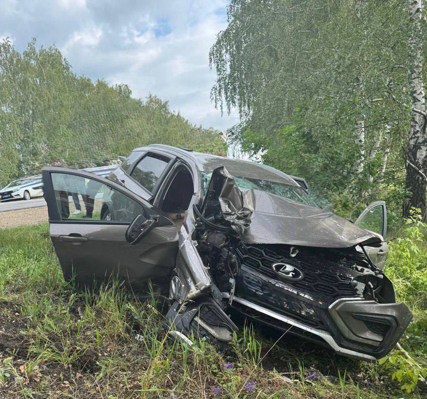 В Каменском районе водитель автомобиля «Лада Веста» врезался в дерево. Водитель получил телесные повреждения, его доставили в больницу. 30-летний пассажир скончался на месте происшествия. Фото: Полиция Воронежской области Подписаться Типичный Воронеж
