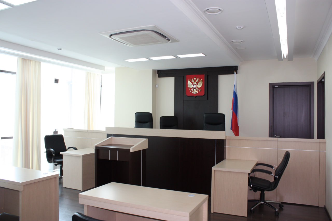 Управление капитального строительства требует обязать подрядчика АО Гипростроймост устранить недостатки при строительстве пешеходного перехода у краевой филармонии В Арбитражный суд Красноярского края поступило исковое заявление  МКУ г Красноярска Управление капитального строительства МКУ УКС к АО Гипростроймост о понуждении исполнить гарантийные обязательства и о взыскании неустойки дело А33 22528 2025 Как следует из иска в январе 2021 года между сторонами заключён муниципальный контракт на строительство объекта Пешеходный переход через ул Карла Маркса в районе Красноярской краевой филармонии Гарантийный срок на работы по контракту установлен в 10 лет В период эксплуатации объекта выявлены существенные недостатки трещины в стеклянных конструкциях установленных на опорах и балках мостового перехода а также ненадлежащее крепление водосточной трубы Подрядчиком недостатки не устранены МКУ УКС просит обязать АО Гипростроймост в течение 20 дней с момента вступления решения суда в законную силу безвозмездно устранить выявленные дефекты а также взыскать с ответчика штраф в размере 40 000 руб и судебную неустойку в размере 500 000 руб на случай неисполнения решения суда в установленный срок Исковое заявление принято к производству суда судебное заседание назначено на 19 11 2025 ВК Телеграм Сайт Чат бот