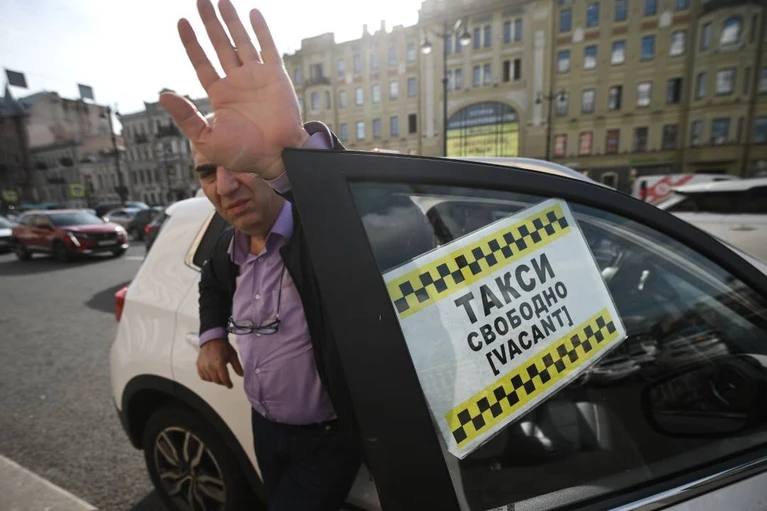 Треть автопарков такси в Петербурге может закрыться уже к марту 2026 года Ещё год назад доехать до Пулково можно было рублей за 900 А в конце ноября это года дорога по ЗСД с Морской набережной до аэропорта в пиковые дни обходилась в 3 тысячи рублей Такие оглушительные цены возникли не только из за погоды в эти дни как раз вступил в силу запрет на работу в такси иностранцам Конечно таксисты рады уходу конкурентов с рынка Но всё ли так радужно Ведь уже в марте следующего года все водители такси должны будут пересесть на отечественные авто а это мало кого устраивает уже сейчас Алексей Булатов Читай нас в MAX Подпишись на Комсомольскую правду СПб