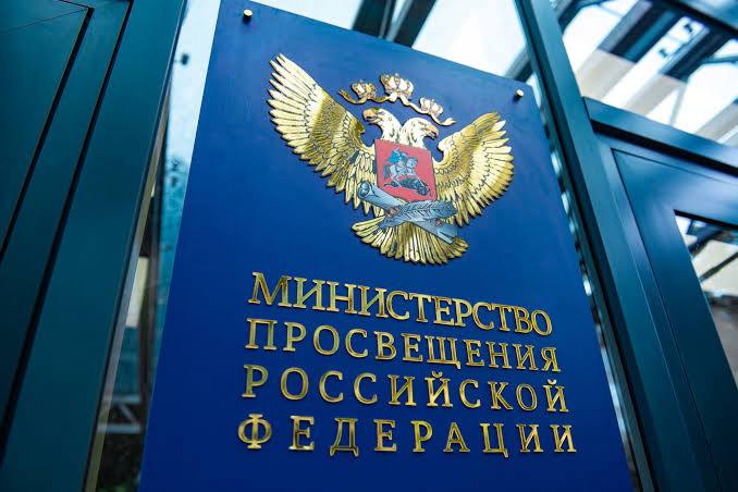 Минпросвещения объявляет конкурс грантов для патриотических проектов НКО Министерство просвещения России приглашает некоммерческие организации к участию в конкурсе на получение грантов для проведения патриотических мероприятий для детей и молодёжи Цель охватить такими проектами не менее полумиллиона человек по всей стране Сроки Приём заявок открыт и продлится до 27 февраля до 00 00 мск Участвовать могут все НКО за исключением казённых учреждений Приоритетные направления проектов Военно патриотическое воспитание мероприятия посвящённые истории армии и традициям службы Отечеству Формирование гражданской идентичности программы по укреплению межнационального согласия и общих ценностей Популяризация истории и культуры проекты связанные с памятными датами историческими местами и выдающимися личностями России Волонтёрство на исторических территориях развитие добровольческой деятельности в регионах с богатым историческим наследием Конкурс направлен на поиск ярких и масштабных проектов с современными форматами работы способных увлечь молодое поколение Это часть системной поддержки социально ориентированных НКО как ключевых партнёров в молодёжной политике Минпросвещения гранты НКО патриотическоевоспитание молодежь конкурс