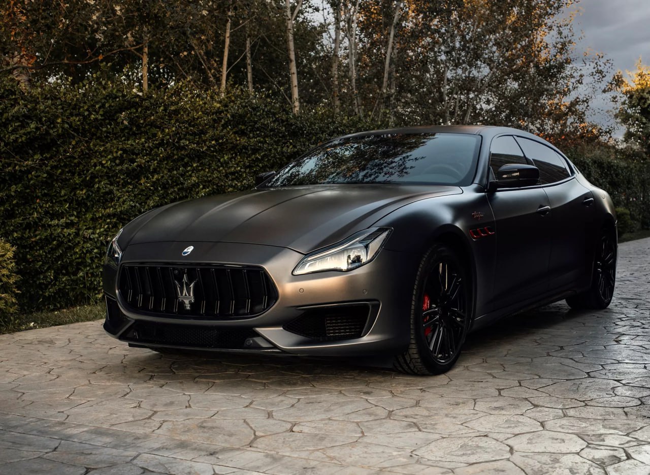 Люксовые автомобили Maserati Quattroporte, Bentley Flying Spur и Continental GT 2007 года выпуска на российских торговых площадках можно купить от 1,4 млн рублей, выяснил корреспондент РИА Новости изучив данные сервиса "Авто.ру".  За аналогичную сумму на площадке можно приобрести китайский кроссовер Chery Tiggo 4 текущего года выпуска.  По оценке "Авто.ру", с января по конец июля средняя цена люксовых автомобилей с пробегом в России снизилась примерно на 2,5% и составила 21,5 млн рублей. Пробег таких машин примерно 40 тыс км, а возраст порядка 8 лет.     : экономика / Все наши каналы