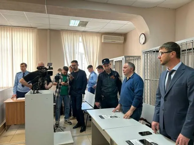 Бывший свердловский чиновник отправлен в колонию из за дивана за 190 тысяч А также из за автомобиля Lexus для родственников подарочных карт ЦУМа и праздничной иллюминации для дома родителей Всё это Александр Самбурской получил от руководителей подведомственных структур когда был на посту министра природных ресурсов экологии и имущественных отношений Оренбургской области Ранее в 2016 году он работал заместителем главного фигуранта коррупционного дела МУГИСО Алексея Пьянкова Ленинский районный суд Оренбурга приговорил Александра Самбурского к девяти годам колонии строгого режима со штрафом 28 миллионов рублей Суды Оренбургской области   Подпишись на КП Екатеринбург Мы в Maкс