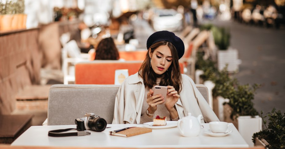 Тайные гости с камерами за музыку в кафе грозят миллионные штрафы Владельцы малого и среднего бизнеса по всей России массово столкнулись с проверками законности использования музыки Рестораны салоны красоты и частные клиники получают штрафы от 10 тысяч до 5 миллионов рублей за воспроизведение композиций без авторских отчислений Причиной ужесточения контроля стал пересмотр порядка и ставок отчислений за музыку В феврале этого года Российское авторское общество РАО и Всероссийская организация интеллектуальной собственности ВОИС значительно увеличили тарифы Типичный сценарий проверки стал напоминать работу тайного покупателя Так владелице пиццерии в Обнинске Екатерине К пришли претензии на 392 тысячи рублей за воспроизведение восьми иностранных треков 80 90 х годов Проверяющий сделал заказ и провёл в заведении некоторое время фиксируя нарушения на видео Другой случай произошёл в популярном ресторане японской кухни в Кирове там штраф составил полмиллиона рублей iguides