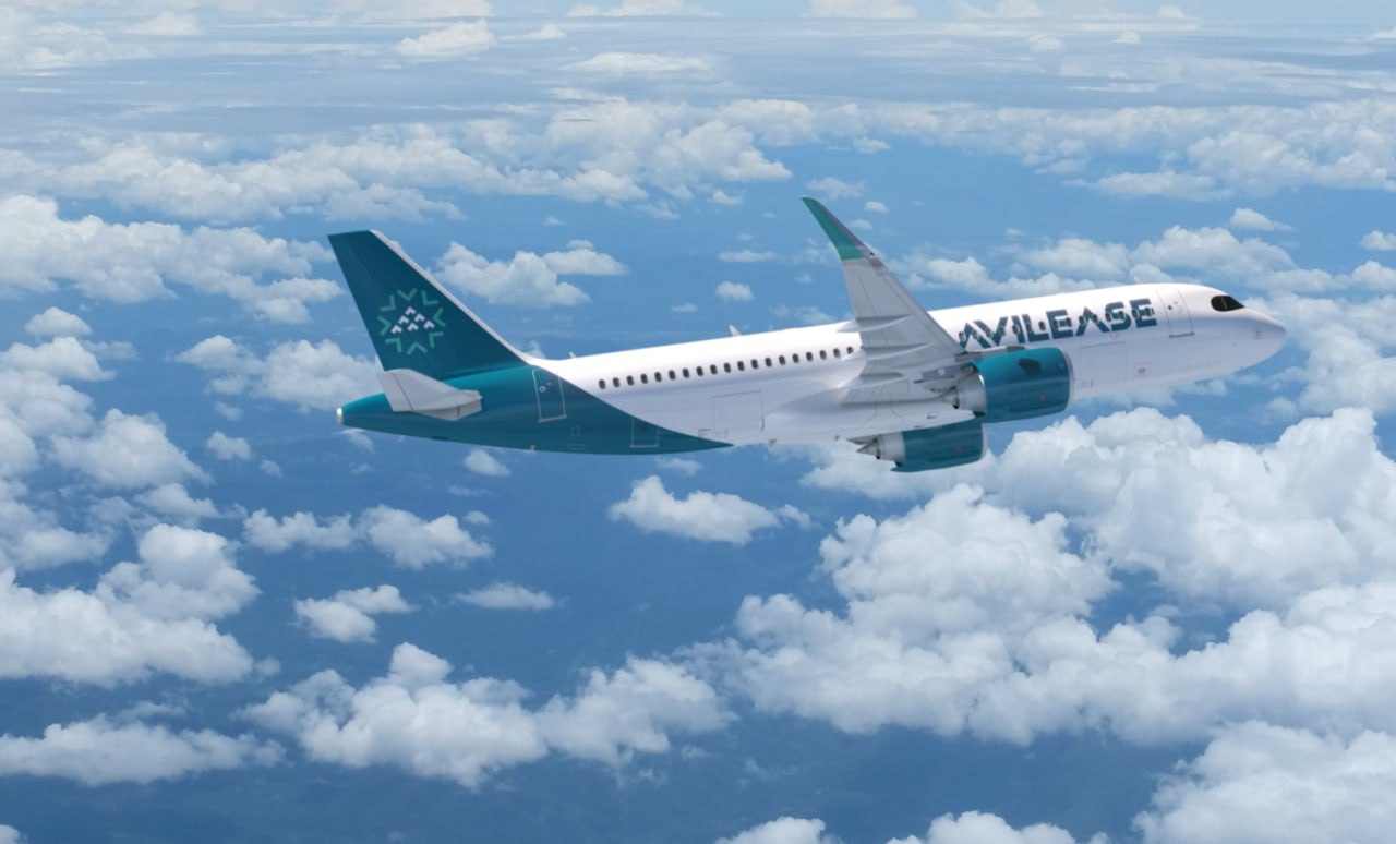 AviLease открыла Парижский авиасалон крупным заказом у Airbus Саудовская лизинговая компания AviLease стала первой, кто объявил о крупной сделке на 55-м Парижском авиасалоне в Ле Бурже. Контракт с Airbus предусматривает поставку 40 самолётов: 10 грузовых A350F и 30 лайнеров семейства A320neo с возможностью увеличения до 77 воздушных судов. Сделка знаковая для AviLease — это первый прямой заказ у европейского производителя после аналогичного соглашения с Boeing на 30 самолётов 737 MAX в мае этого года. Компания, созданная в 2022 году саудовским суверенным фондом, стремительно наращивает портфель и уже управляет 200 самолётами. A350F представляет особый интерес как единственный грузовой лайнер, полностью отвечающий будущим экологическим стандартам ICAO. Благодаря композитной конструкции более 70% планера он на 46 тонн легче конкурентов и экономит до 20% топлива. Крупнейшая в отрасли грузовая дверь позволяет загружать контейнеры любых стандартных размеров. По данным телеграм-канала AviaNews, о потенциальной сделке между компаниями стало известно ещё до начала выставки. Теперь AviLease официально входит в элитный клуб будущих операторов самых современных грузовых самолётов мира. AviLease #Постфактум #ParisAirShow2025 Онлайн-проект eMAKS