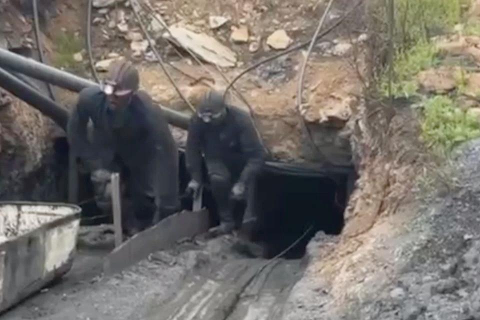 В ЛНР вблизи Красного Луча нашли нелегальную угольную копанку    В Краснолучском округе ЛНР зафиксирован случай нелегальной разработки угольного месторождения с применением техники. Добыча велась без необходимого разрешения.  - Незаконная деятельность пресечена, изъято более 5 тонн угольной массы, специализированная техника изъята, - рассказали в региональной прокуратуре.  Материалы проверки переданы в правоохранительные органы для возбуждения уголовного дела против организаторов противоправных действий. Прокуратура республики осуществляет контроль за процессом и итогами проверки.
