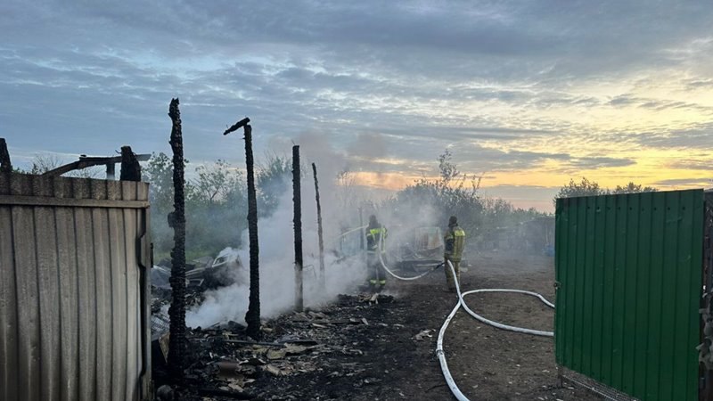 Двое мужчин погибли в пожаре на хуторе Персиановском под Новочеркасском. На хуторе Персиановском в ночном пожаре погибли двое мужчин. Об этом сообщает МЧС Ростовской области. Сообщение о пожаре поступило в 02:01. Огонь охватил деревянную постройку в СНТ «Курень» на площади 18 квадратных метров. Ликвидировать его удалось под утро, в 05:20. В тушении пожара участвовали 9 огнеборцев и три единицы техники. В ходе тушения сотрудники МЧС обнаружили погибших мужчин, личности которых устанавливаются.