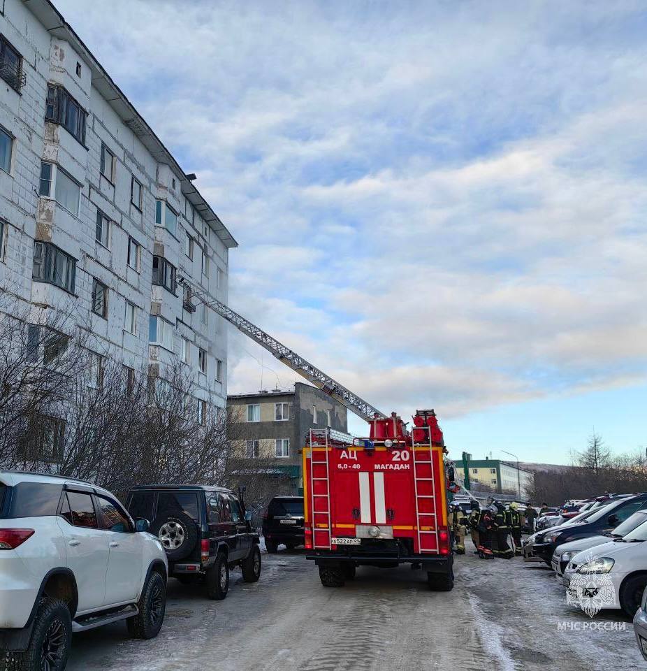 В Магадане на пожаре погибли мать и 3 детей  В 5-этажке загорелась квартира на 3 этаже. Огнеборцы МЧС России из горящего жилья эвакуировали и передали врачам женщину и детей 2, 3 и 6 лет. К сожалению, медики констатировали их смерть.  Пожар на 70 квадратах потушили 49 специалистов и 12 единиц техники. Дознаватели МЧС России и специалисты испытательной пожарной лаборатории устанавливают причину возгорания.