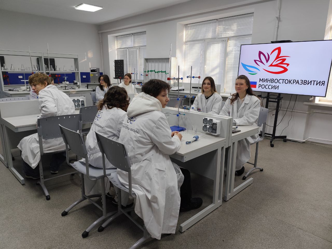 Василий Орлов На создание высокотехнологичных площадок в колледжах области выделено более 52 миллионов рублей В 2026 году в образовательных учреждениях Приамурья откроют 6 новых мастерских Так обновления ждут в Амурском техническом колледже Амурском колледже сервиса и торговли Амурском многофункциональном центре профессиональных квалификаций и Амурском казачьем колледже Оборудованные по последнему слову техники мастерские создадут по наиболее актуальным для региона компетенциям процессы и аппараты оборудования нефтегазоперерабатывающего производства производство растительных масел и молочной продукции эксплуатация БПЛА агрономия и др Данные направления подготовки сегодня востребованы в ключевых отраслях экономики Амурской области Общий объем финансирования направленный на создание высокотехнологичных площадок более 52 миллионов рублей Регион получит средства благодаря поддержке Минвостокразвития РФ Всего с 2019 года в амурских колледжах создано 46 современных высокотехнологичных мастерских которые используются не только для обучения студентов но и для повышения квалификации работников предприятий отметил Губернатор Василий Орлов Помимо этого в рамках федерального проекта Профессионалитет в Приамурье запускаются образовательно производственные кластеры Сегодня успешную работу демонстрируют 4 кластера по трем направлениям железнодорожный транспорт сельское хозяйство туризм и сфера услуг Как отметили в амурском минобре кластер в программе Профессионалитет это тесный союз колледжей и предприятий работодателей Студенты учатся по специально созданным программам максимально приближенным к реальным производственным задачам проходят практику на современном оборудовании и часто получают гарантированное трудоустройство после выпуска По сути это прямой лифт от учебы к работе по востребованной профессии Подписывайтесь на новости Амурской области в МАХ