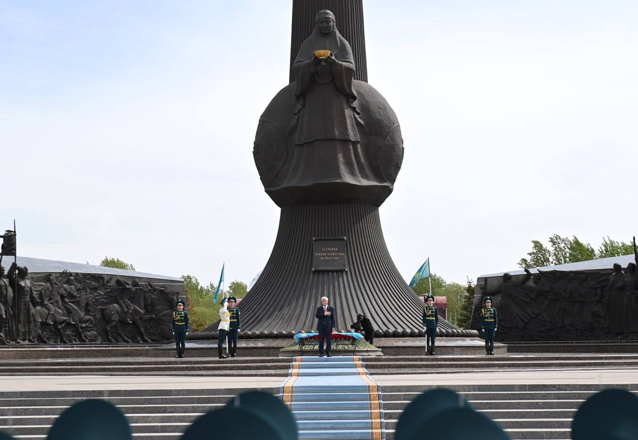 Президент возложил цветы к монументу «Отан Ана» Глава государства возложил цветы к столичному монументу «Отан Ана» по случаю 80-летия Великой Победы и почтил минутой молчания память воинов-казахстанцев.