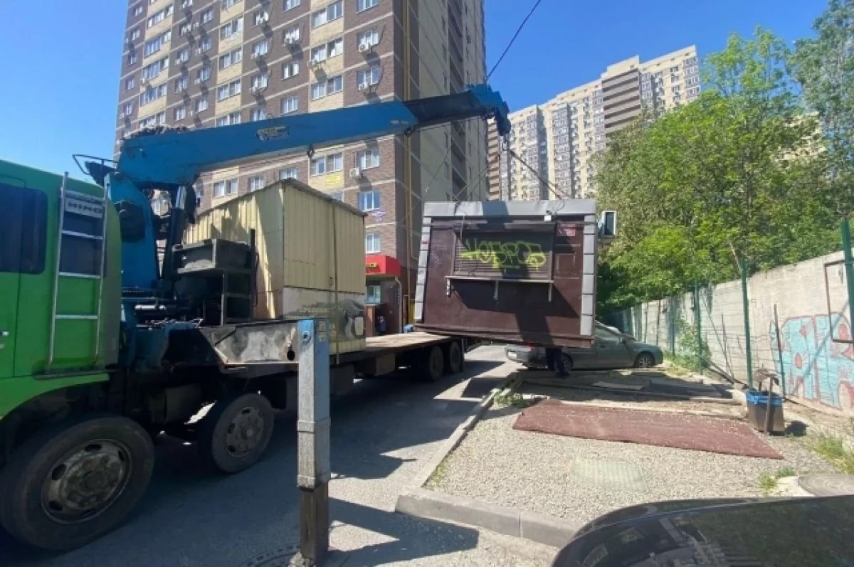 Донские власти намерены сделать торговые ларьки красивыми и законными Как сообщил в своём Telegram канале врио донского губернатора Юрий Слюсарь донские власти намерены сделать торговые ларьки красивыми и законными Прежде всего муниципалитеты донского региона как считает Юрий Слюсарь перейдут на электронные торги и будут должны сделать полный учёт нестационарных торговых объектов После проведённой инвентаризации разработают стратегию работы с НТО для муниципалитетов и предпринимателей По мнению врио донского губернатора нужно искоренять схемы с субарендой когда арендуют у города по одной цене а сдают в три раза дороже Кроме того Слюсарь отметил что торговые палатки и ларьки должны соответствовать установленным требованиям и не портить общий облик города Донские власти хотят расширить уличную торговлю делая упор на проведение сельскохозяйственных ярмарок Мы не боремся с предпринимателями напротив мы хотим создать условия в которых малый бизнес сможет развиваться а город станет более привлекательным и удобным для всех резюмировал врио губернатора региона Подпишись на AiFRostov