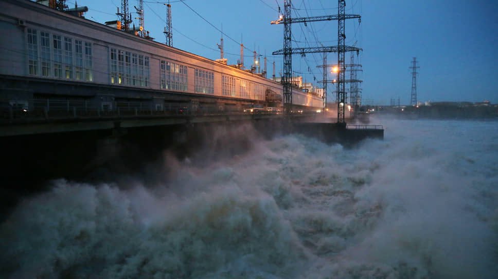 Сегодня Камская ГЭС впервые за два года планирует открыть для сброса воды все 23 затвора плотины. Одной из причин стал рекордный снегопад, прошедший 28 апреля 2025 года, сообщает станция. Напомним, тогда только в Перми выпало 88% месячной нормы осадков, установился, а затем растаял снежный покров толщиной в 33 см.