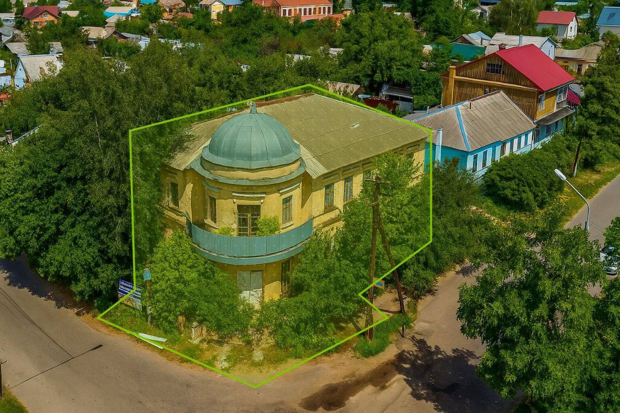 Исторический особняк в Воронеже выставлен на продажу для коммерческого использования  Двухсотлетний архитектурный памятник - «Жилой дом Путинцевой» - появился в списке торговых предложений. Начальная стоимость объекта культурного наследия, расположенного в центре города на пересечении трёх улиц, установлена на уровне 11,6 миллиона рублей.  Особняк, возведённый в первой половине XIX века, представляет собой двухэтажное строение площадью 352,5 м² с прилегающей территорией в 400 м². Потенциальным инвесторам предлагается возможность приобрести историческую недвижимость с перспективой коммерческого использования.   Архитектурный ансамбль, входящий в окружение 15 исторических построек, хранит богатое прошлое. В конце позапрошлого века особняк принадлежал супруге коллежского секретаря, затем в его стенах размещался бакалейный магазин, а в начале 2000-х годов здание использовалось в качестве общежития лесоучетного учреждения.
