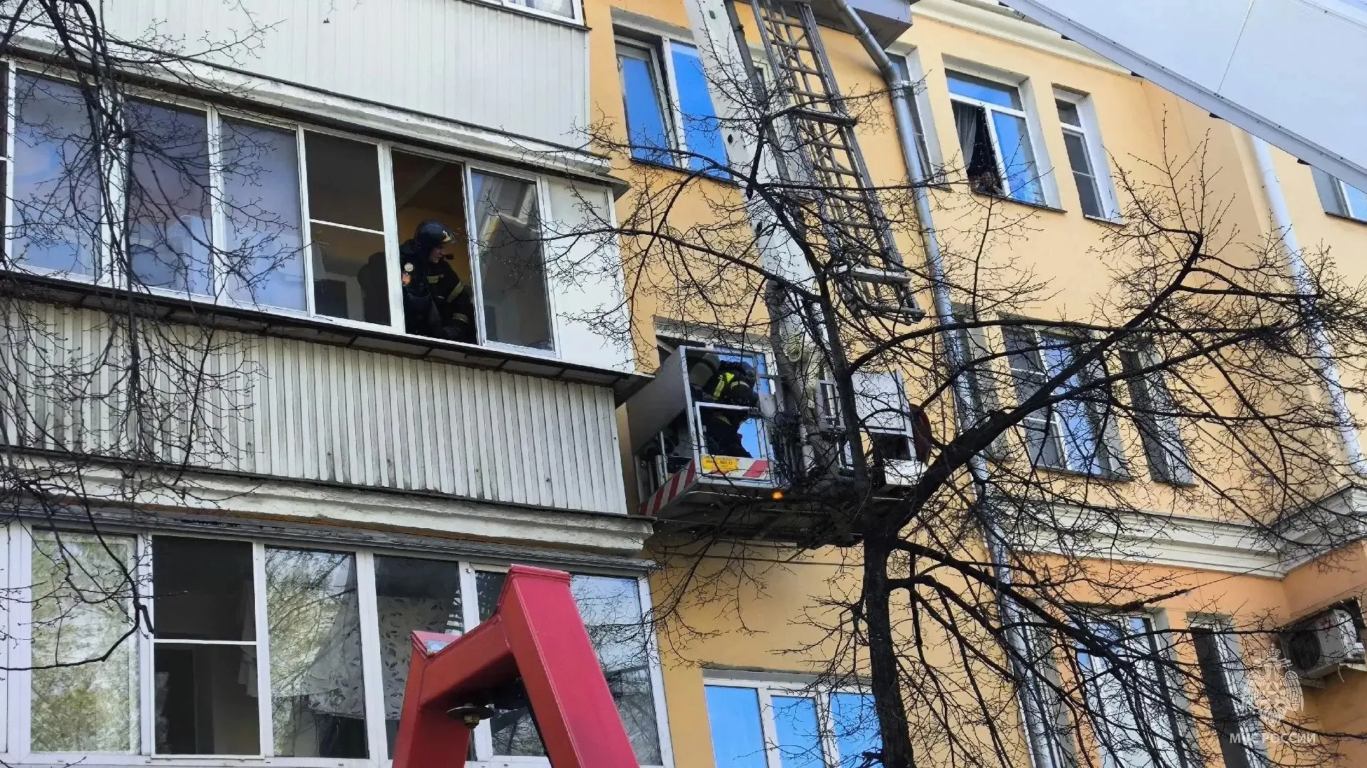Детей выносили по лестнице МЧС эвакуировало жильцов из горящей квартиры В Челябинска в четырехэтажном жилом доме по улице Российская произошел пожар Загорелись вещи в квартире на третьем этаже Огонь охватил 15 квадратных метров На тушении работали 20 сотрудников МЧС и 6 единиц техники На третьем этаже спасатели обнаружили 61 летнего мужчину уже без признаков жизни Остальных жильцов удалось спасти Шесть человек с помощью спаскомплектов спустили по маршевым лестницам в сопровождении пожарных Еще четверых включая двоих детей эвакуировали через автолестницу Сейчас специалисты выясняют что именно стало причиной пожара