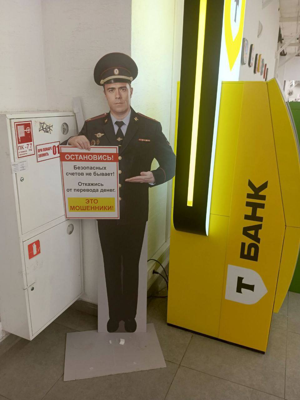 В Петербурге пенсионер отдал мошенникам 50 млн рублей Минувшим вечером 80 летний петербуржец заявил в полицию Выборгского района о мошенничестве По его словам ущерб составил 50 млн рублей Неизвестные звонили пенсионеру весь октябрь и представлялись работниками ФСБ убеждая его передавать сбережения курьерам Источник 47news в погонах отмечает что этот ущерб не рекордный для Петербурга По его словам летом пенсионер из Парголово отдал телефонным мошенникам 86 млн рублей однако в СМИ этой информации не было GradSPb Места СПб TodaySPb Новости СПб