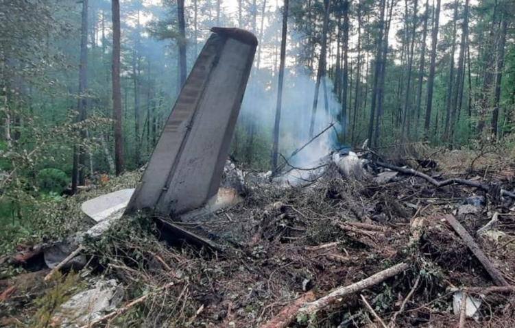 Следователи у разбившегося под Тындой Ан 24 не было неисправностей СК на транспорте сообщил что у самолёта Ан 24 авиакомпании Ангара потерпевшего крушение 24 июля под Тындой не выявлено технических отказов двигатели работали топливо было погода позволяла посадку Приоритетной версией трагедии в которой погибли 48 человек остаётся ошибка в действиях экипажа После катастрофы Росавиация аннулировала сертификаты авиакомпании Ангара больше не может выполнять коммерческие рейсы ТАСС Б 1 подписаться Прислать новость