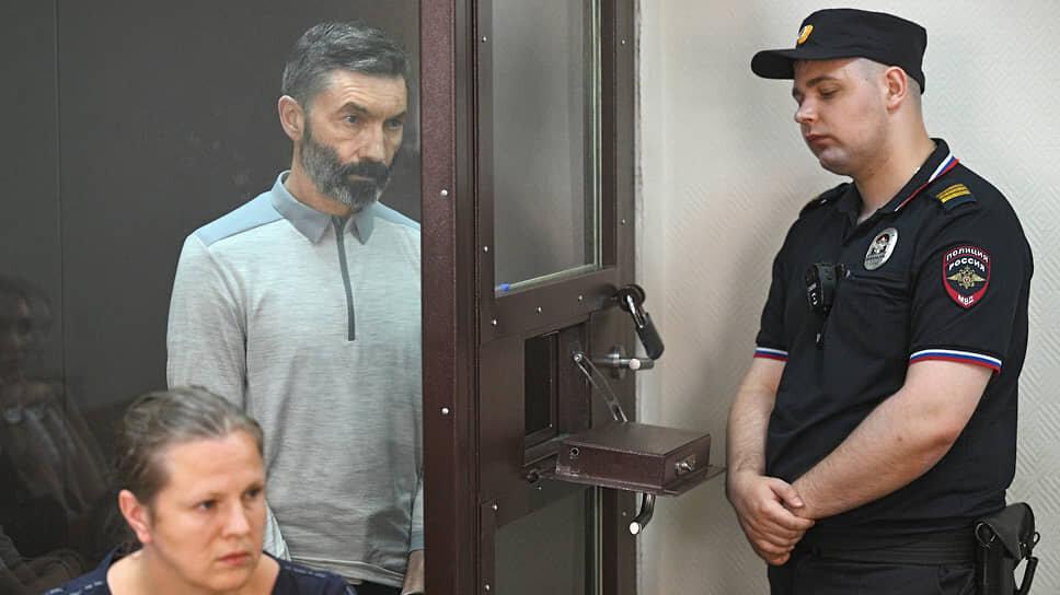Бывший генеральный директор АО "ГЛОНАСС", экс-министр транспорта и связи Чеченской Республики Игорь Милашевский приговорен к четырем годам лишения свободы, сообщила пресс-служба Замоскворецкого суда Москвы  Суд приговорил Милашевского к четырем годам [лишения свободы в колонии] общего режима и лишению права заниматься деятельностью в области информационных технологий, телекоммуникаций сроком на два года  Согласно материалам дела, Милашевский признан виновным по ст. 160  присвоение или растрата  и ст. 285  злоупотребление должностными полномочиями  УК РФ  Игорь Милашевский в 1994-1998 годах являлся вице-президентом компании "Вымпелком", с 2004 по 2011 год возглавлял Министерство транспорта и связи Чеченской Республики, с 2012 по 2018 год работал советником главы Минкомсвязи России, а в 2018-2022 годах занимал пост генерального директора АО "ГЛОНАСС"  По данным деклараций, в 2012 году Милашевский вошел в число наиболее высокодоходных сотрудников Минкомсвязи, задекларировав доход в размере 24,5 млн рублей  34 млн рублей с учетом доходов жены   Согласно открытым источникам, близкие родственники экс-чиновника проживают за рубежом, на жену оформлена недвижимость во Франции    Подписаться