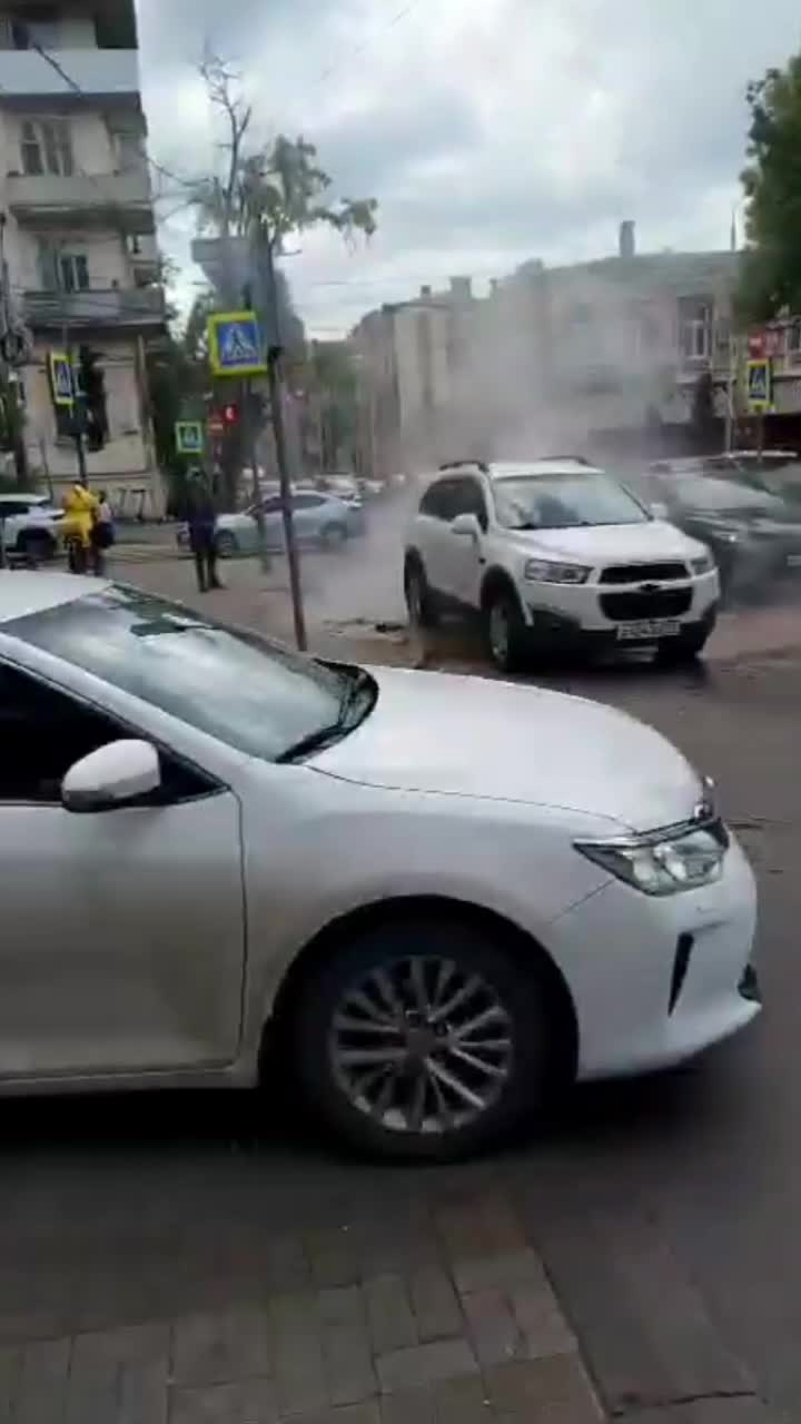 Коммунальная авария в Ростове: прорыв теплотрассы затопил улицы